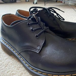 almost brand new size 10 oxford doc martens!!